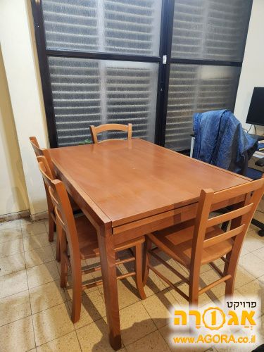 שולחן וכיסאות