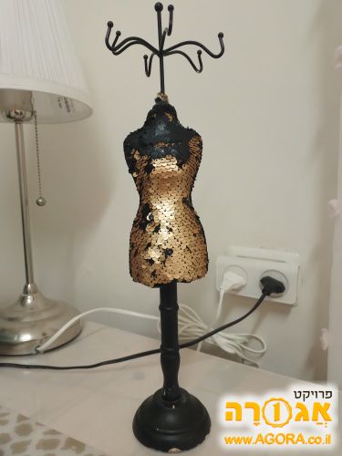 מעמד לתכשיטים ושרשראות