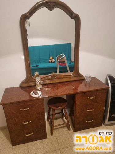שידה עם מראה