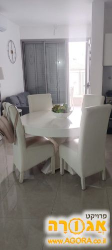 שולחן עגול ללא כסאות