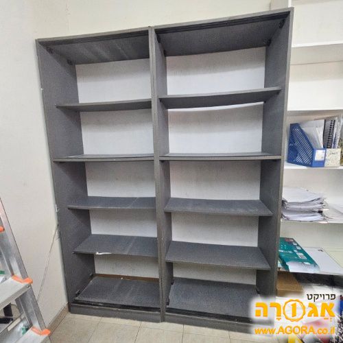 ספריה בצבע אפור כהה