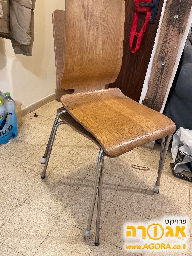 שני כסאות אוכל איקאה