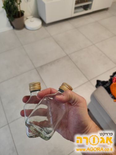 זוג בקבוקי זכוכית