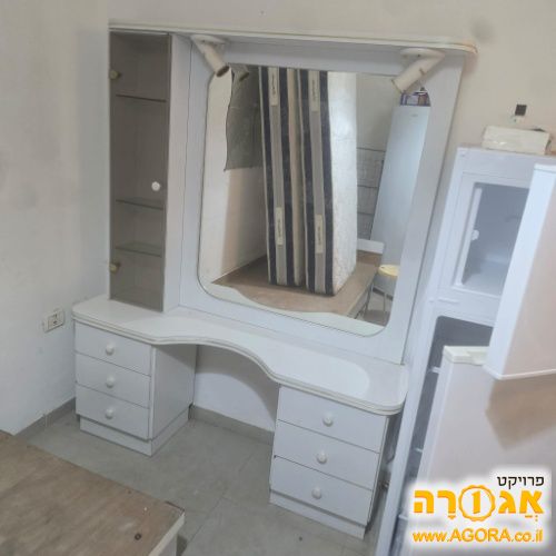 שידת איפור עם מראה ומגירות