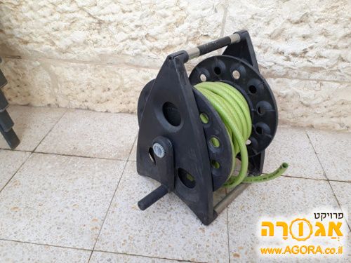 מתקן צינור השקיה לגינה
