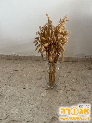 זר של צמחים יבשים