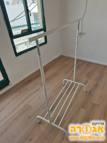 מתלה בגדים