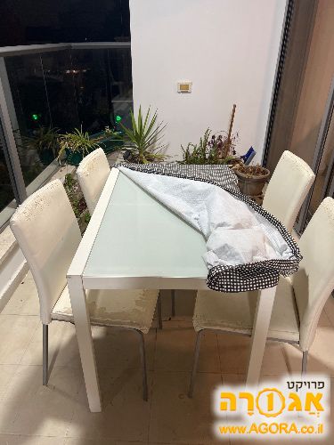 שולחן וכסאות