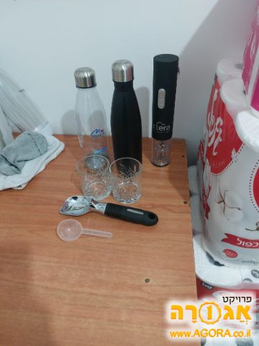 פותחן יין וכוסות קוקטיילים