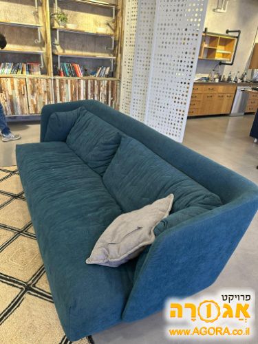 ספה כחולה