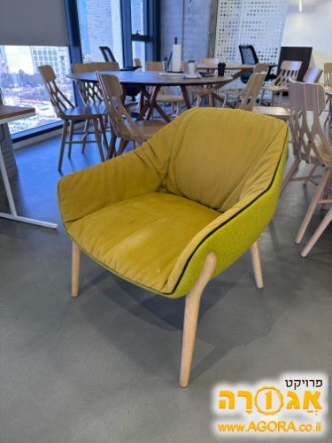 כורסא צהובה