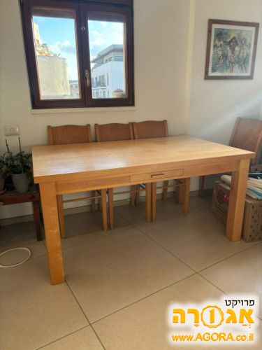 שולחן פינת אוכל וכסאות