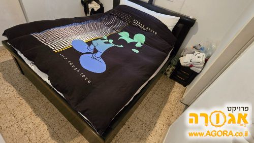 מיטה זוגית עם ארגז מצעים ושתי שידות