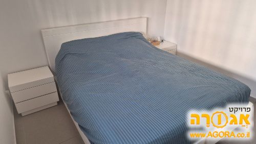 מיטה זוגית עם זוג שידות