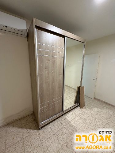ארון בגדים הזזה עם מראה