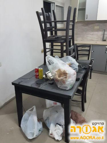 שולחן פינת אוכל קטן וכסאות