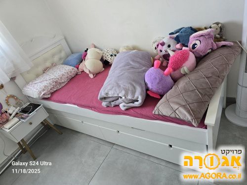מיטת ילדים עם חבר