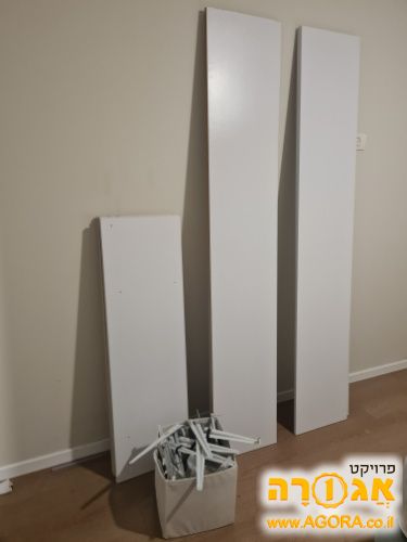 מדפי עץ במצב מצויין