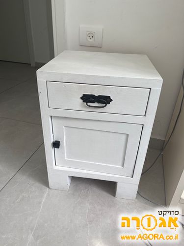 שידה קטנה ליד המיטה