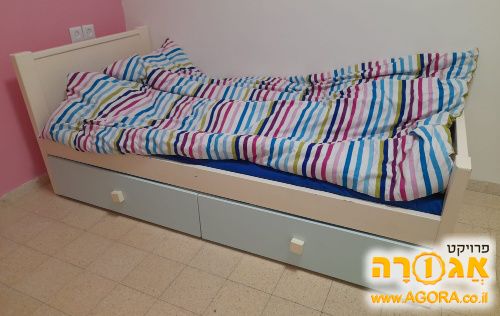 מיטת נוער נפתחת