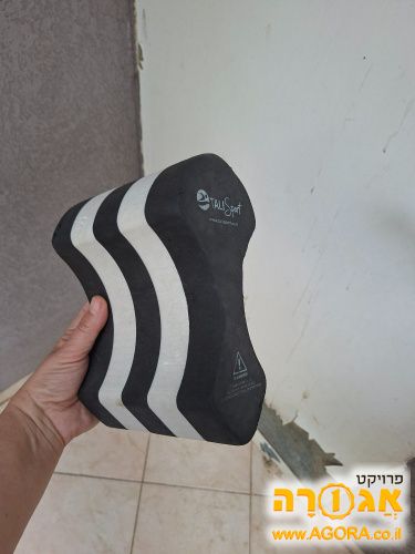 מצוף לשחיה בבריכה