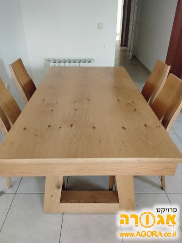 שלחן עם 4 כסאות
