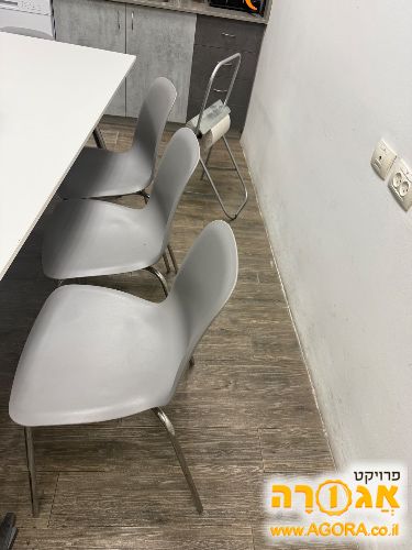 כיסאות