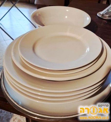 צלחות לבנות וקערה