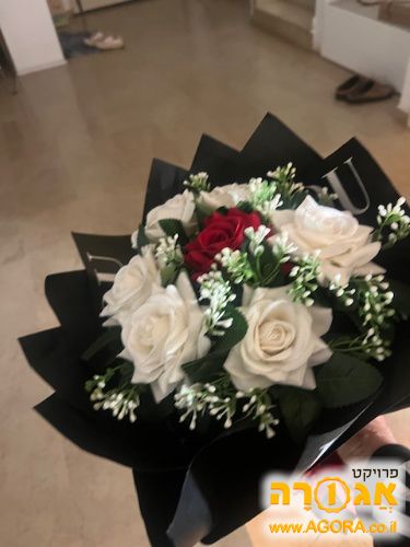זר פרחים מפלסטיק