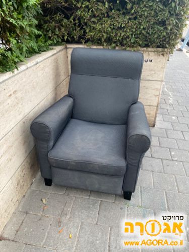 כורסא ברחוב הכובשים תל אביב