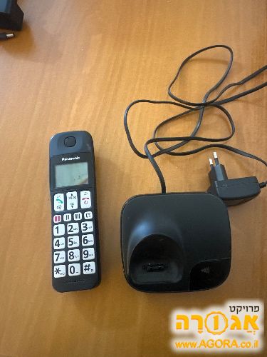 טלפון אלחוטי לבית. הטלפון עם שבר במסך