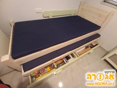 מיטת ילדים עם מיטת חבר מזרנים ומגרות