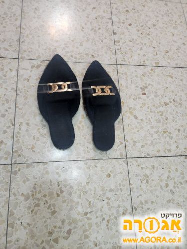 נעלי בית/כפכפים בצבע שחור ואבזם זהב
