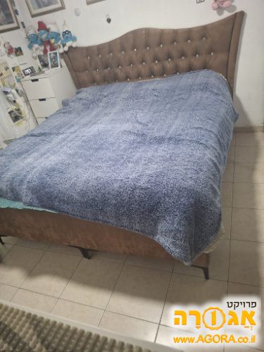 מיטה יהודית בלי מזרונים במצב טוב