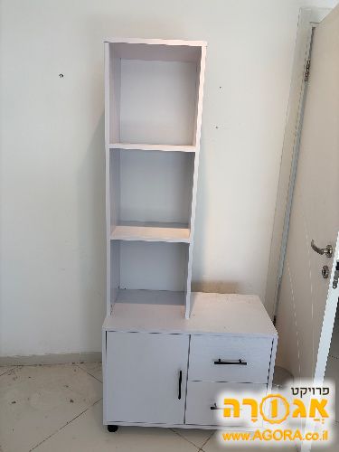 ארון עם מדפים פתוחים