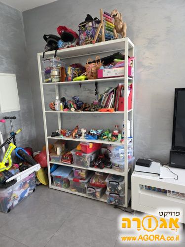 כוננית מדפים בצבע לבן