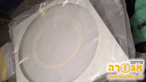 גוף תאורה צמוד תקרה
