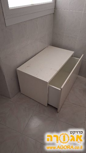 שידה לאיחסון לבנה