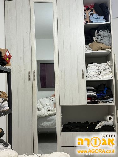 ארון בגדים עם מראה , הדלת והמגירה קיימים
