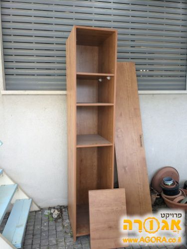 ארונית צרה, גבוהה ועמוקה