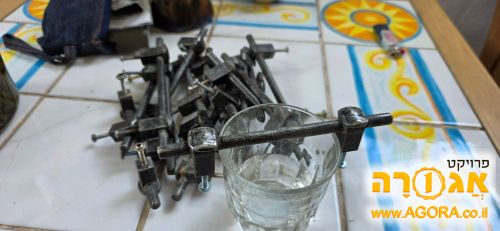 ידיות לארונות ומגירות