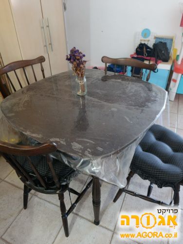 שולחן אוכל עם ארבעה כיסאות