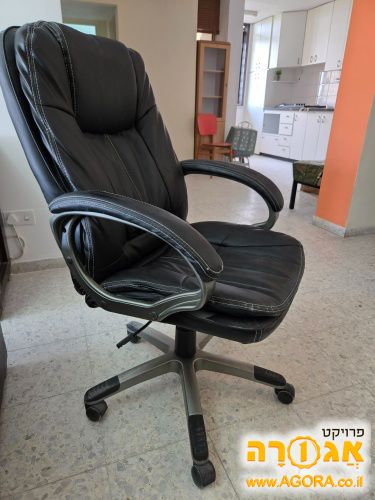 כסא משרדי עור שחור