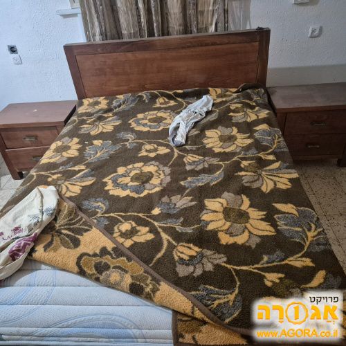 חדר שינה מיטה מזרן שידה מראה וארונית