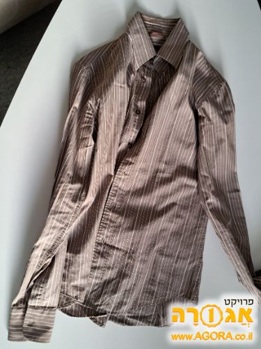 חולצה מכופתרת