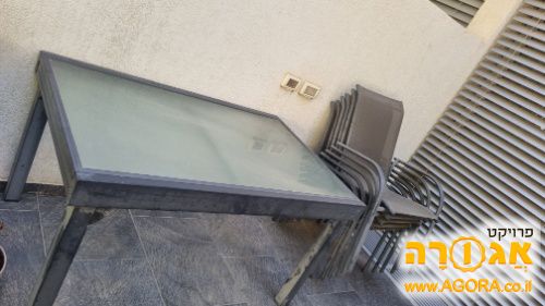 כיסאות ושולחן