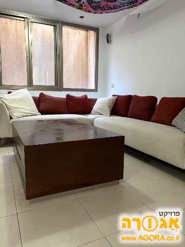 שולחן סלון עם מגירות