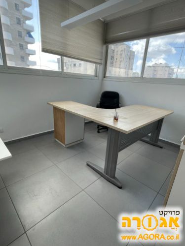שולחנות משרדיים