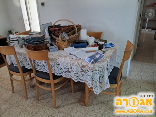 שולחן אוכל וכסאות