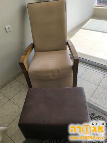 כורסה עם הדום